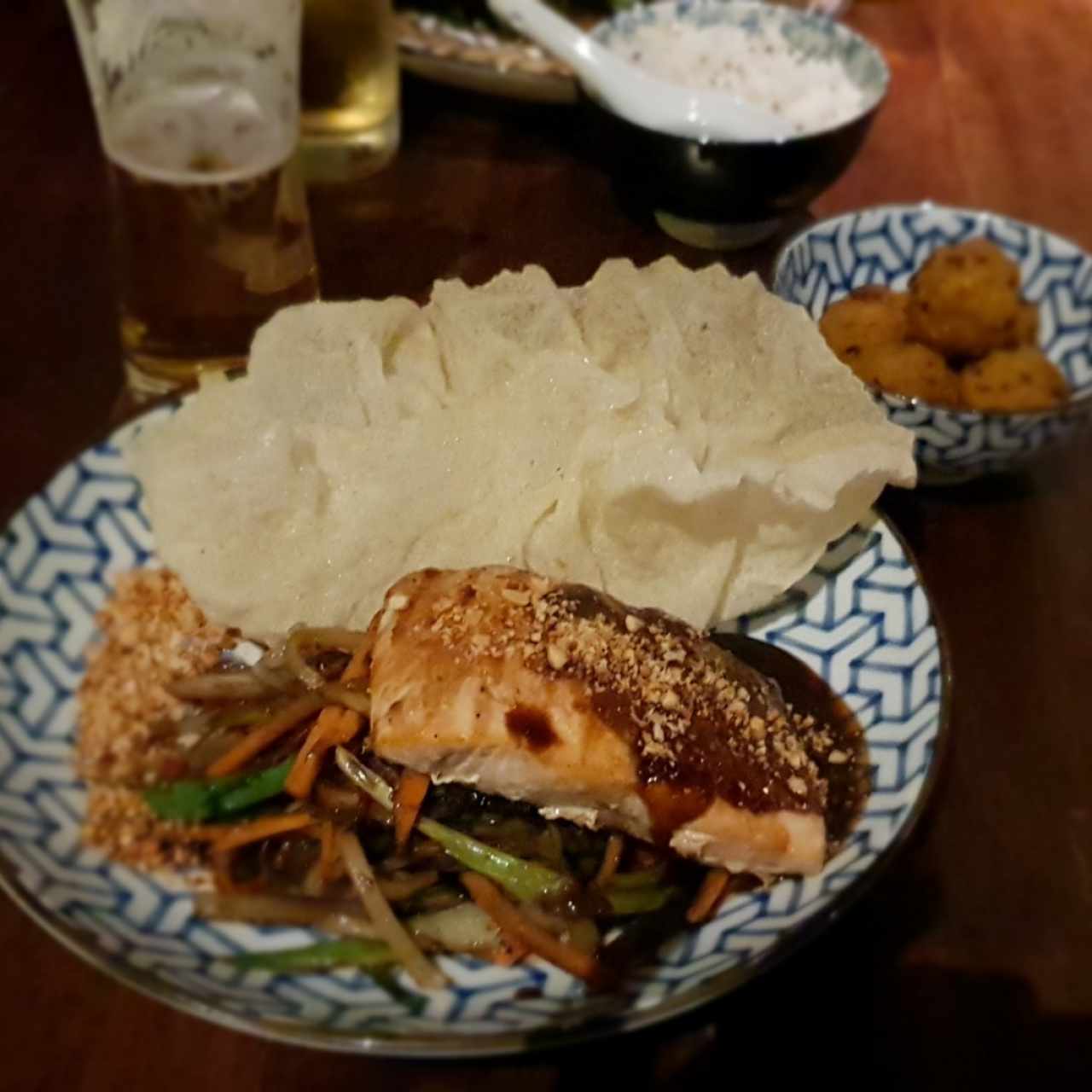 Salmon con mani crocante