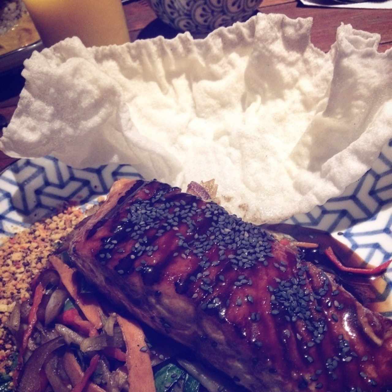 salmón con ajonjolí negro