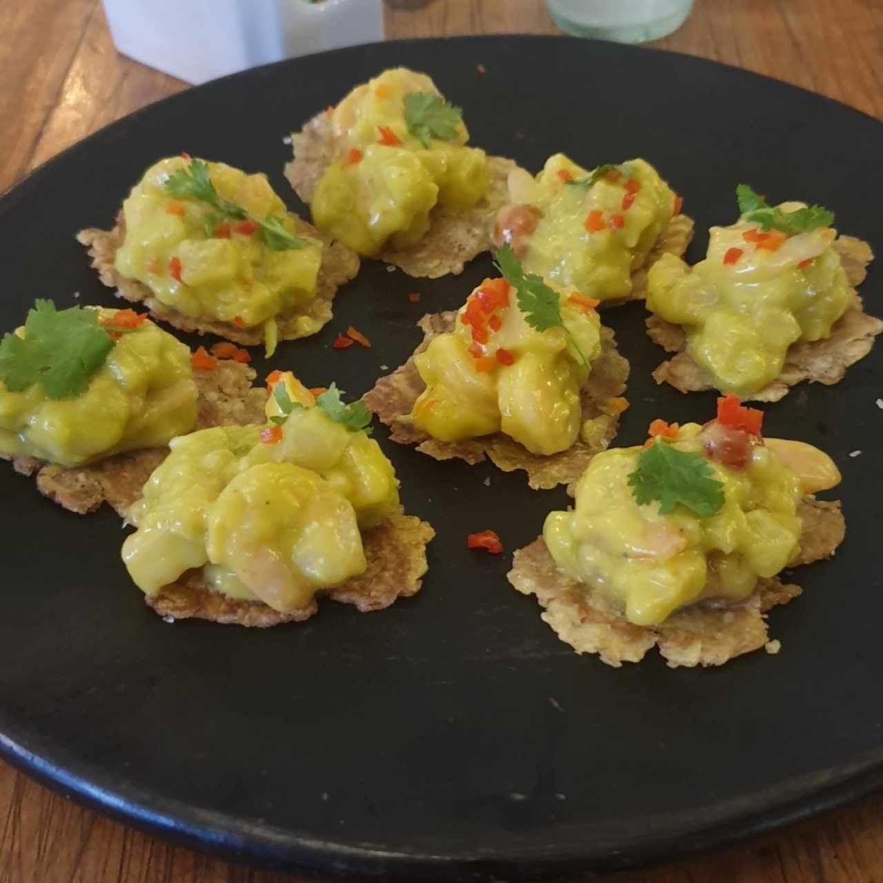 Entrada de chalupitas de camarón y guacamole
