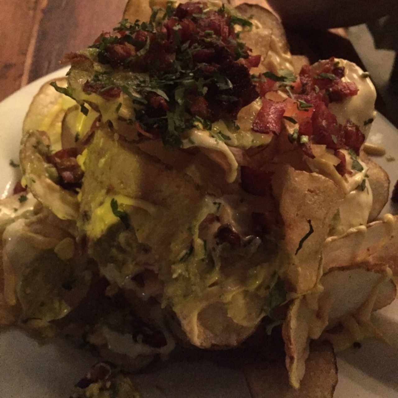 chips de papa con tocineta y guacamole