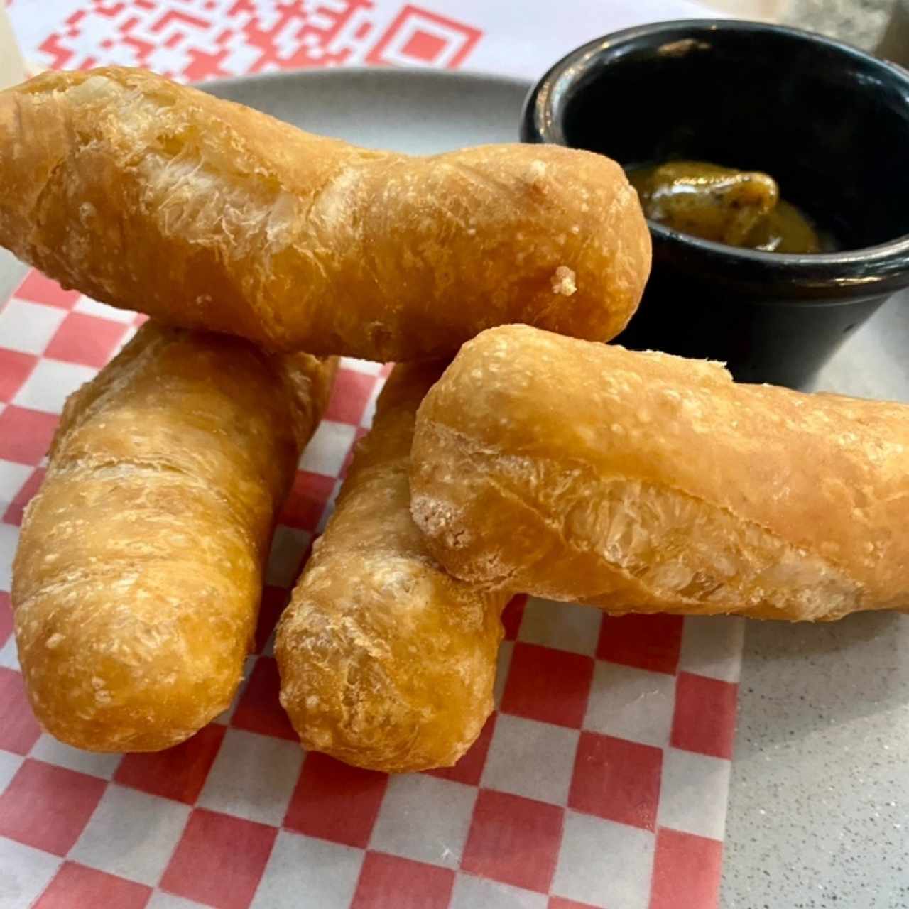 Palitos de queso holandes con salsa de kiwi maracuyá