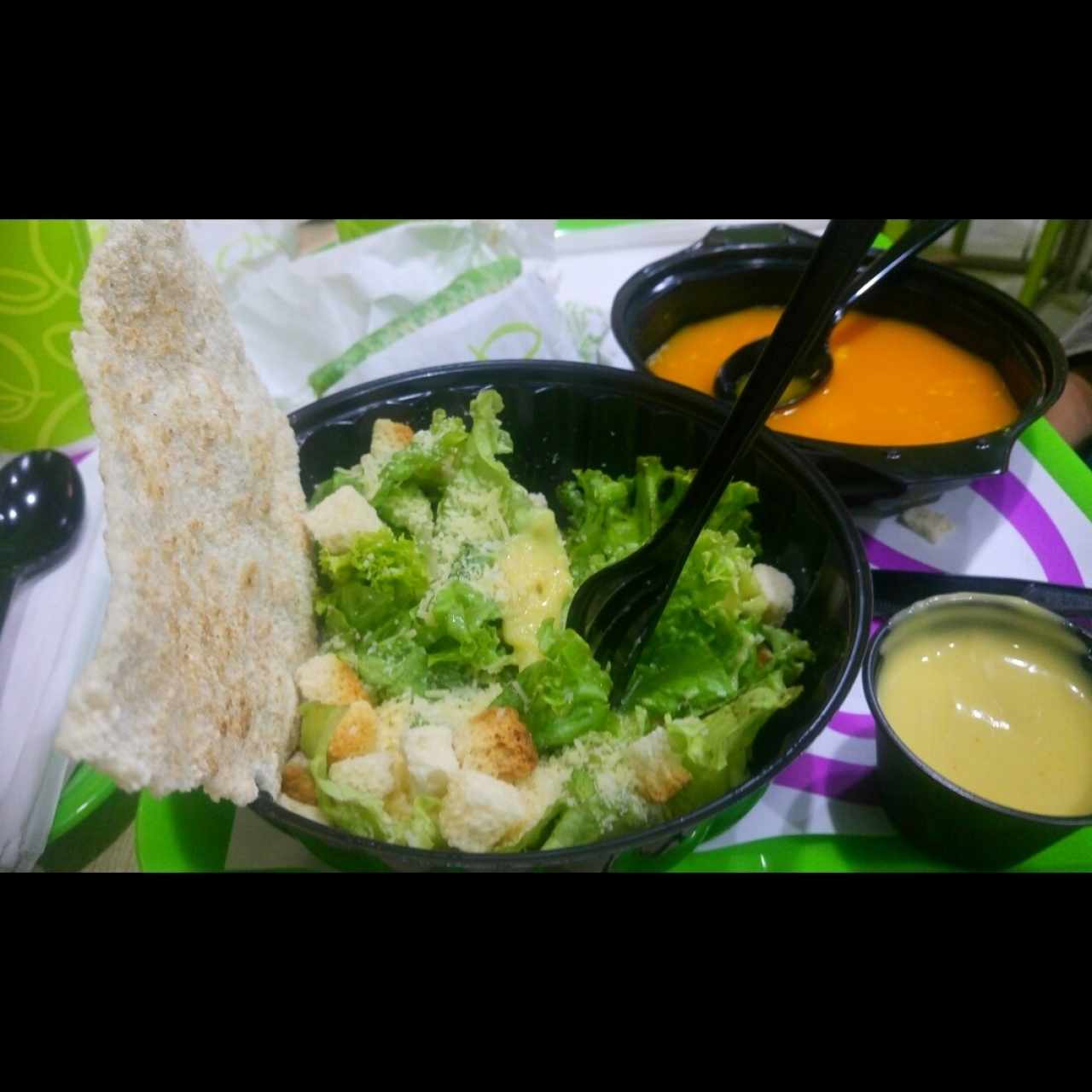 Ensalada, crema de zanahoria y aderezo de mostaza y miel