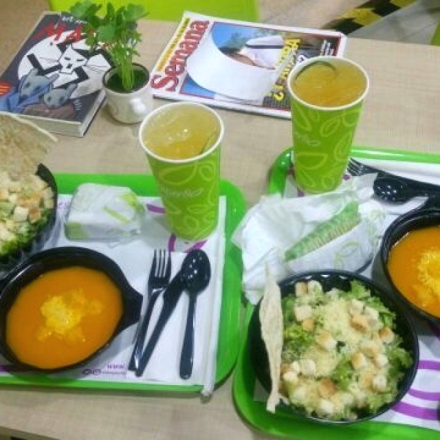 Crema de zanahoria, ensalada y té.