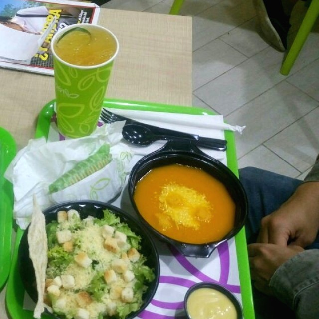 Crema de zanahoria, ensalada y té. 