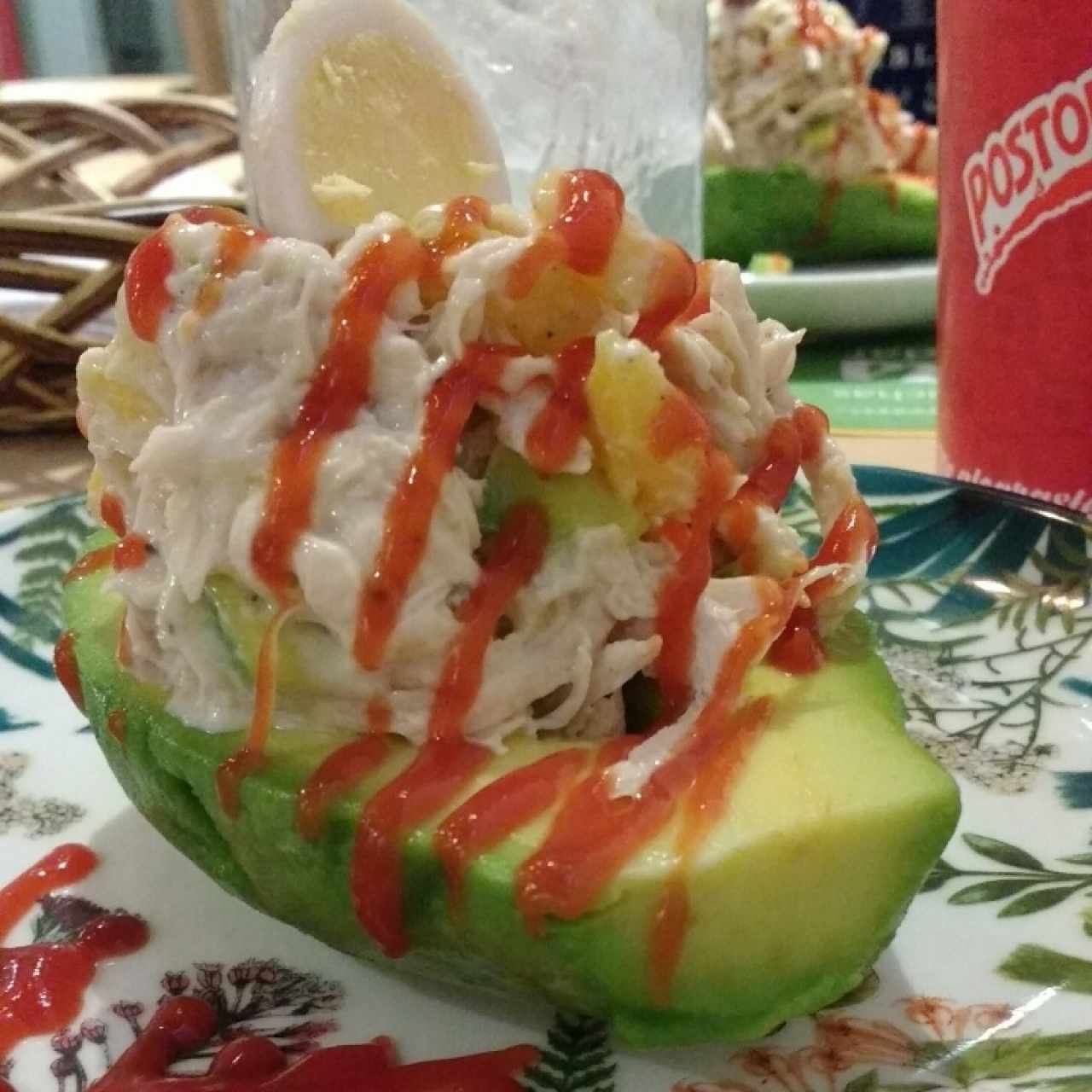 palta rellena de pollo