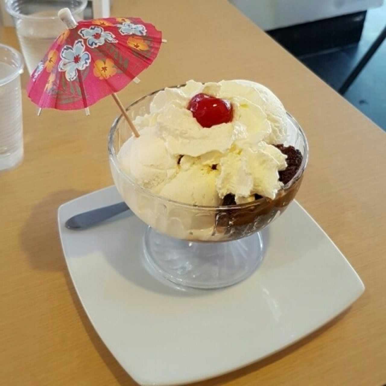 Brownie con helado