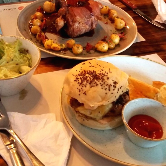 Codito y hamburguesa