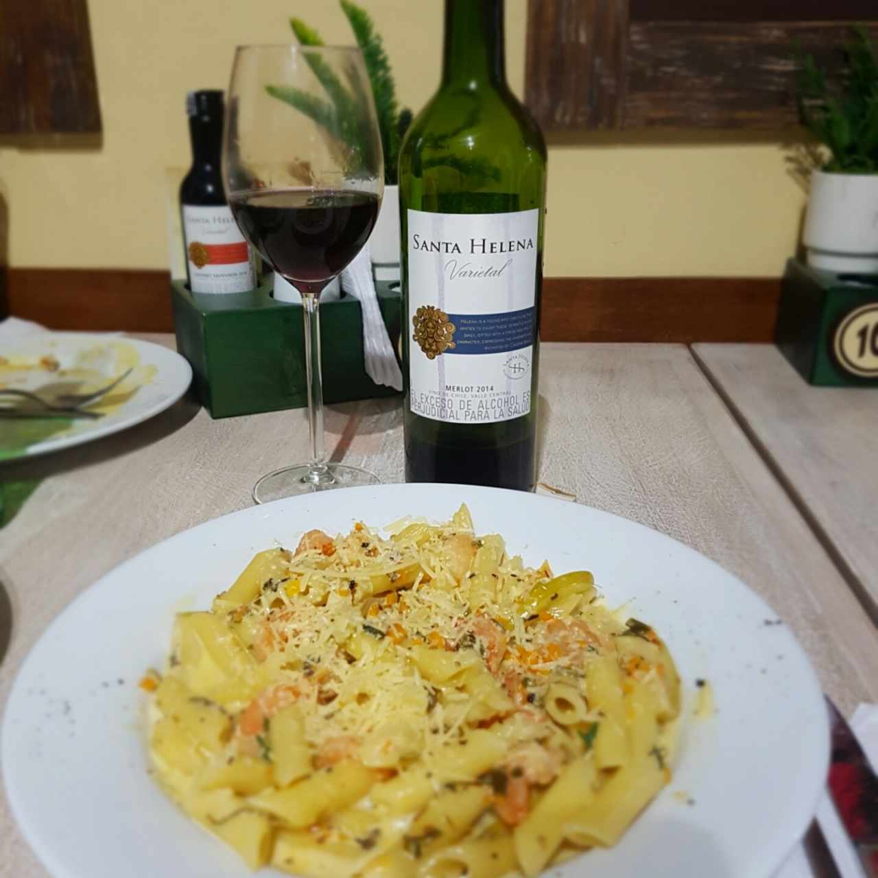 Pasta corta con camarones en salsa blanca y vino