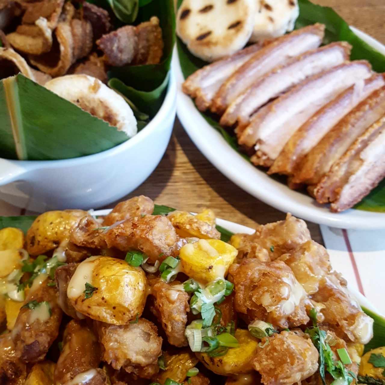 MIXTO: Chicharrón crocante, lomitos de chicharrón con ceviche de mango y crispetas de chicharrón con mayonesa de naranja.