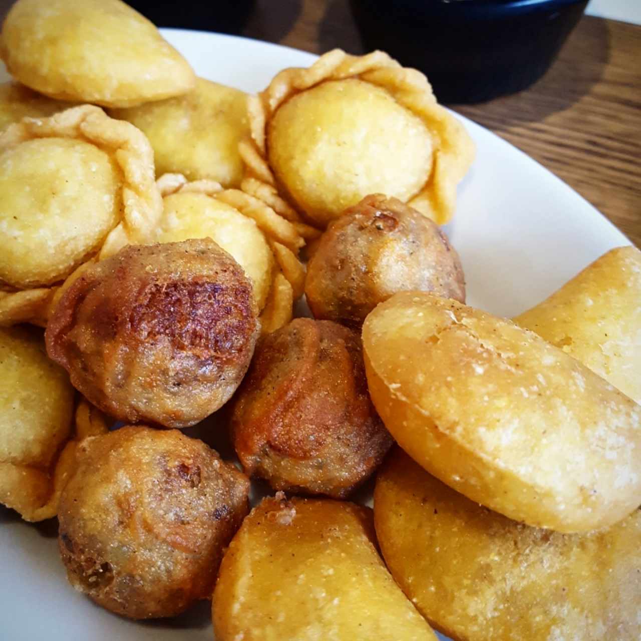 Antojitos Antioqueños: pastel de pollo, empanada de iglesia, empanada de chorizo picante y papa rellena.