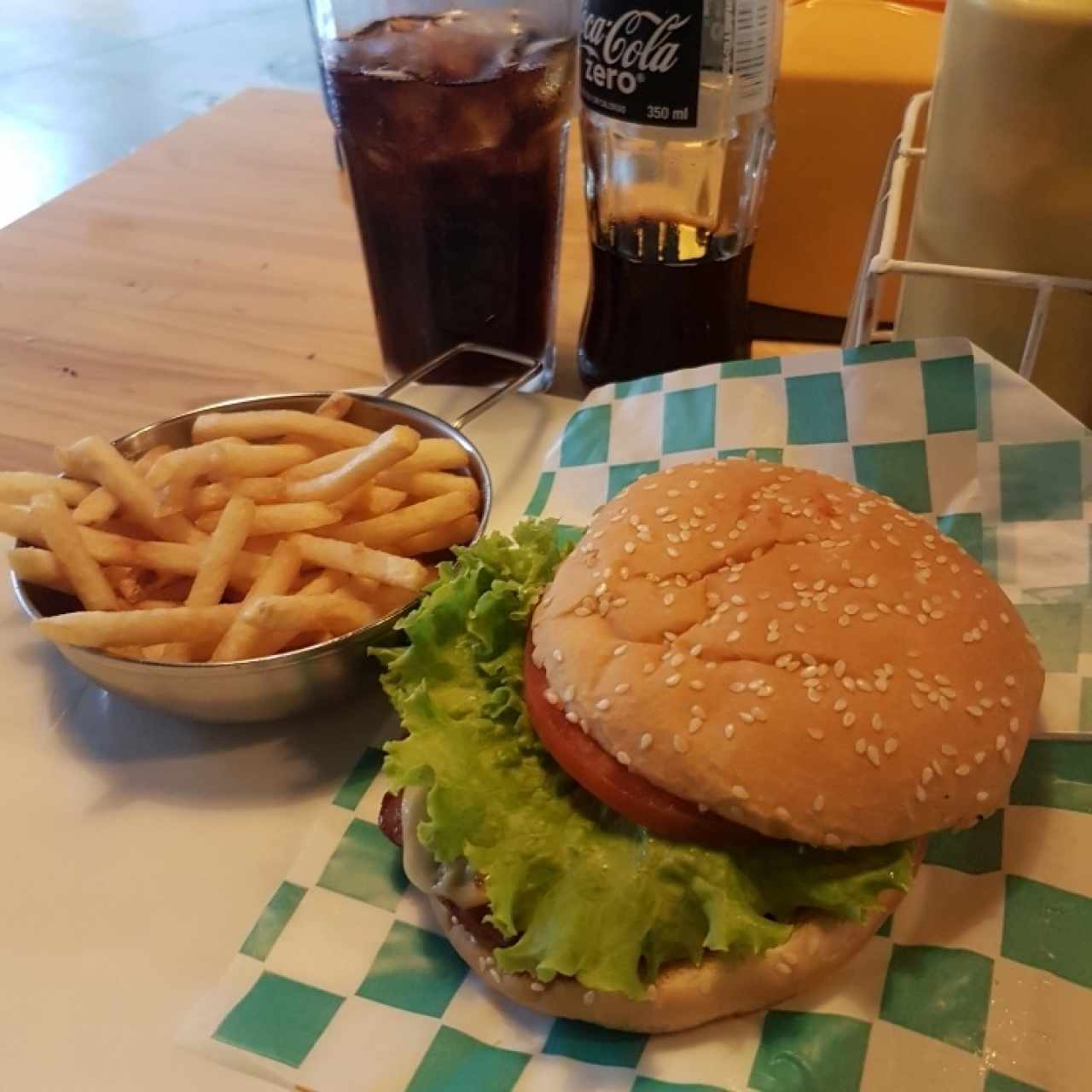 Hamburguesa Rellena de Queso y Papas Francesas