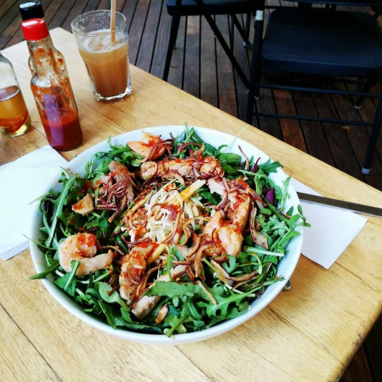 ensalada pollo y camarones