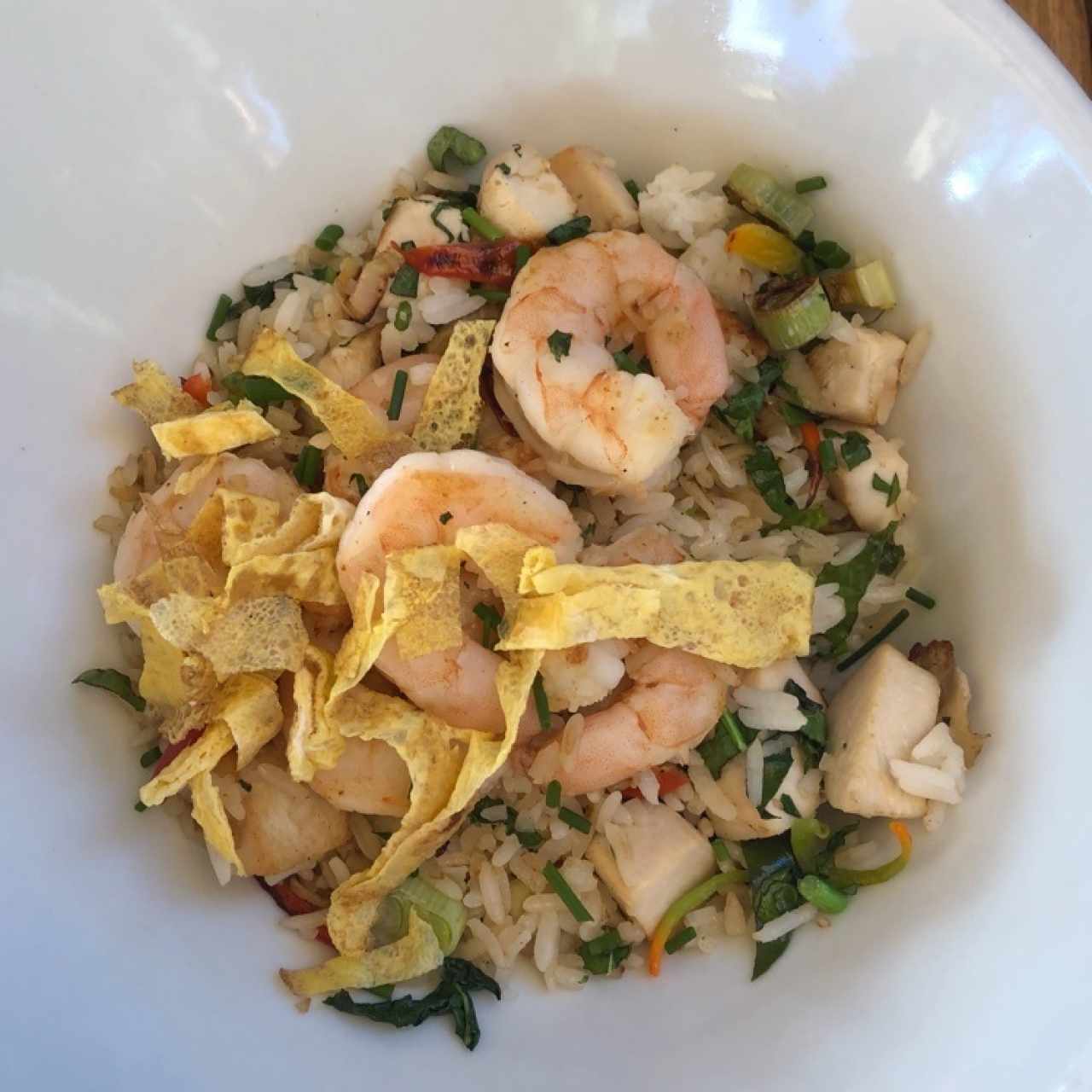 Arroz frito de pollo y camarones