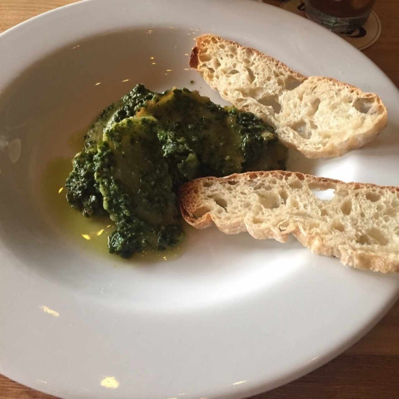 Media lunas con salsa pesto, media porción.