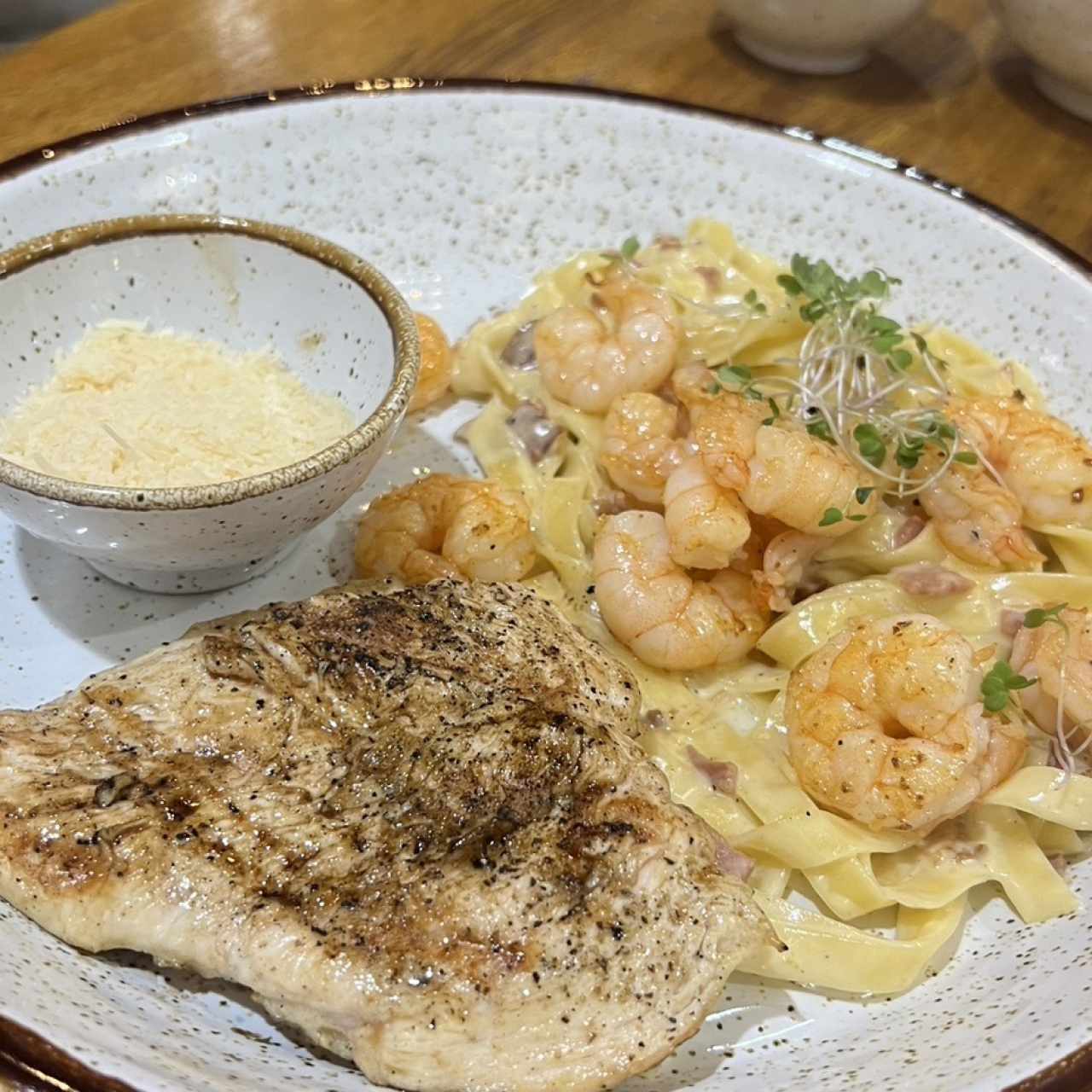 Fetuccini con pollo y camarones 