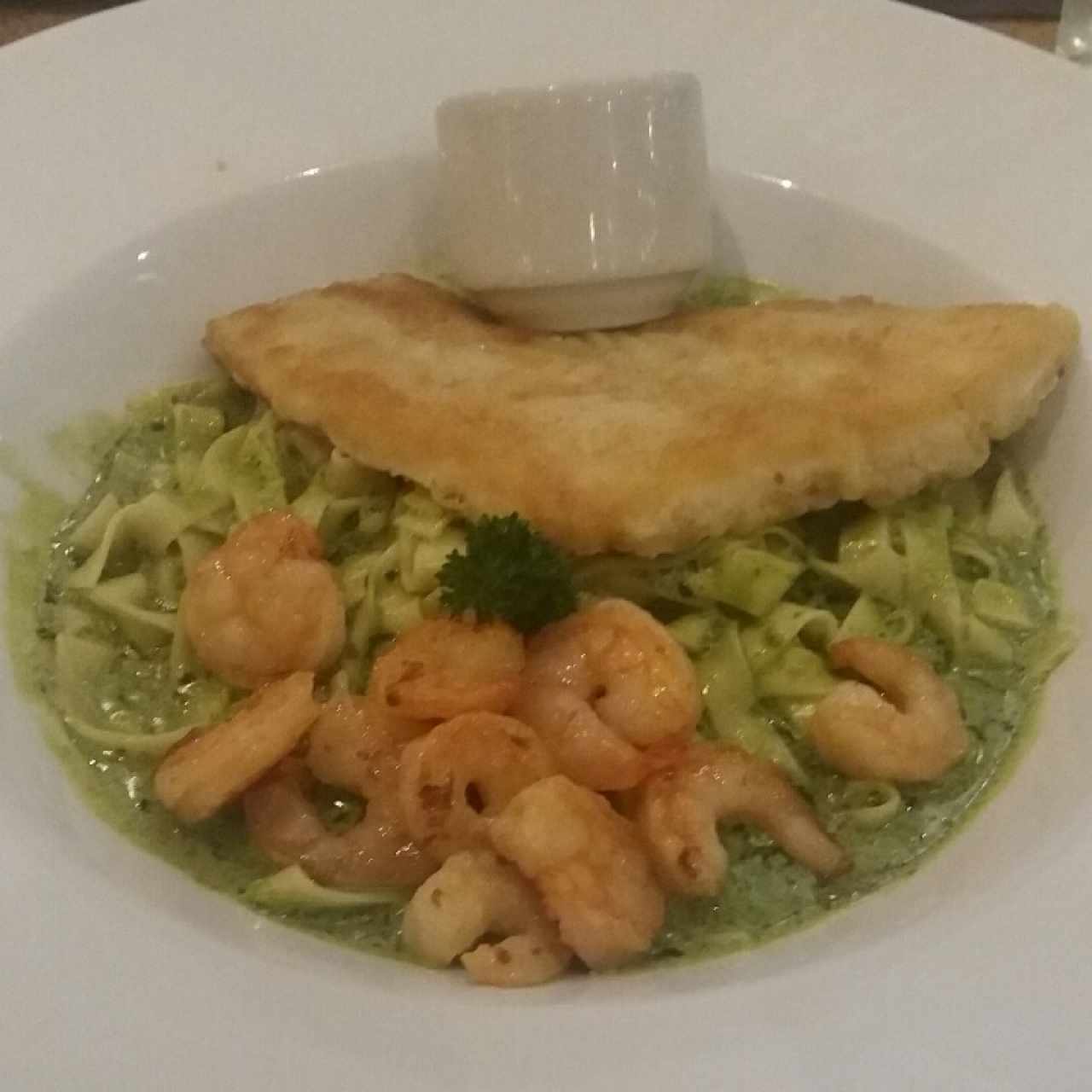 Fettucini a la pesto con pez y camarón