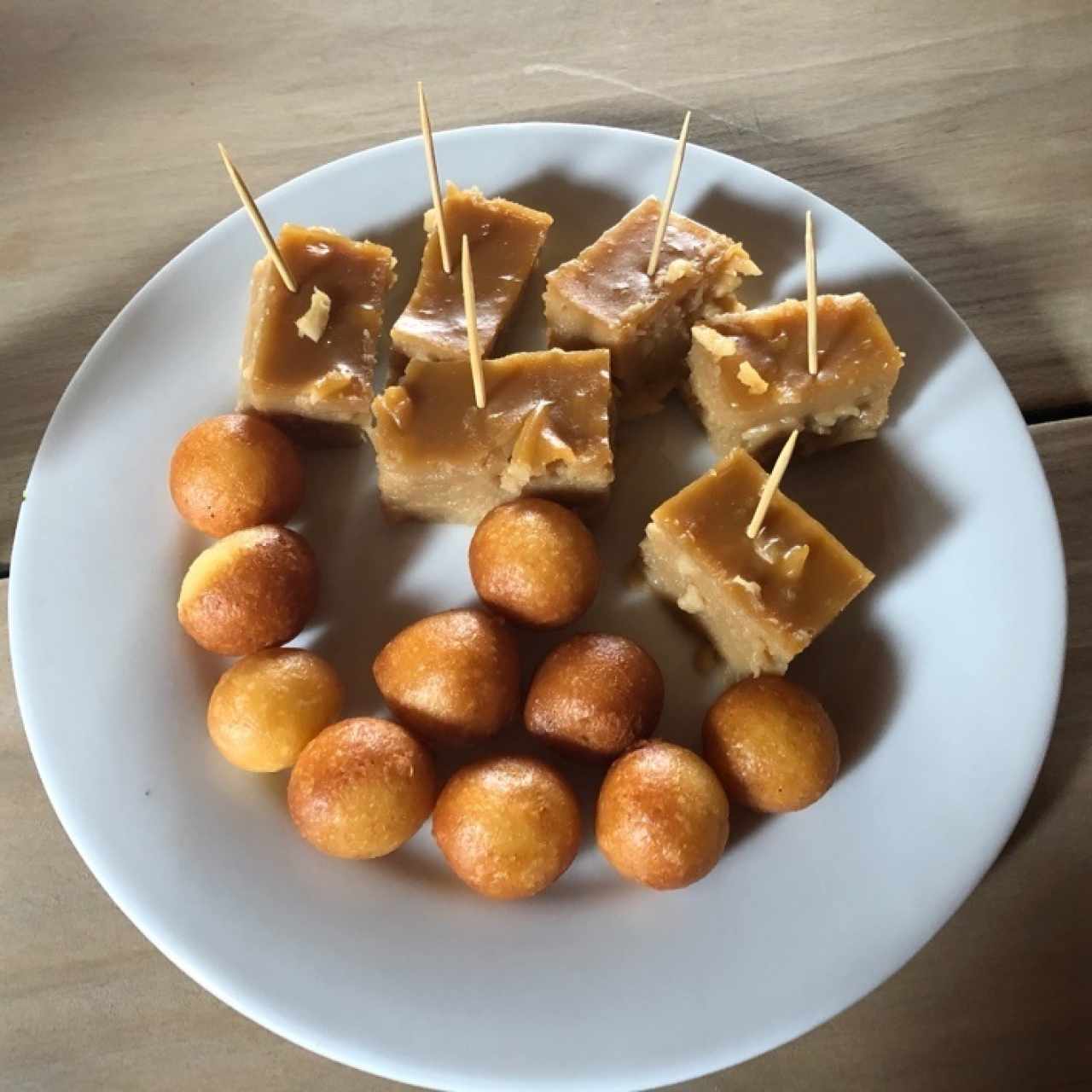 Mini buñuelos y natilla de cortesía