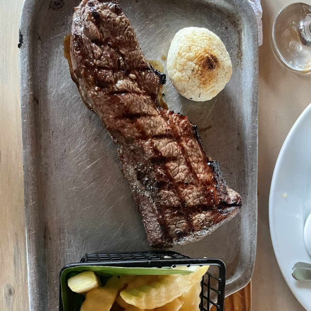 Punta de anca con patatas a la francesa