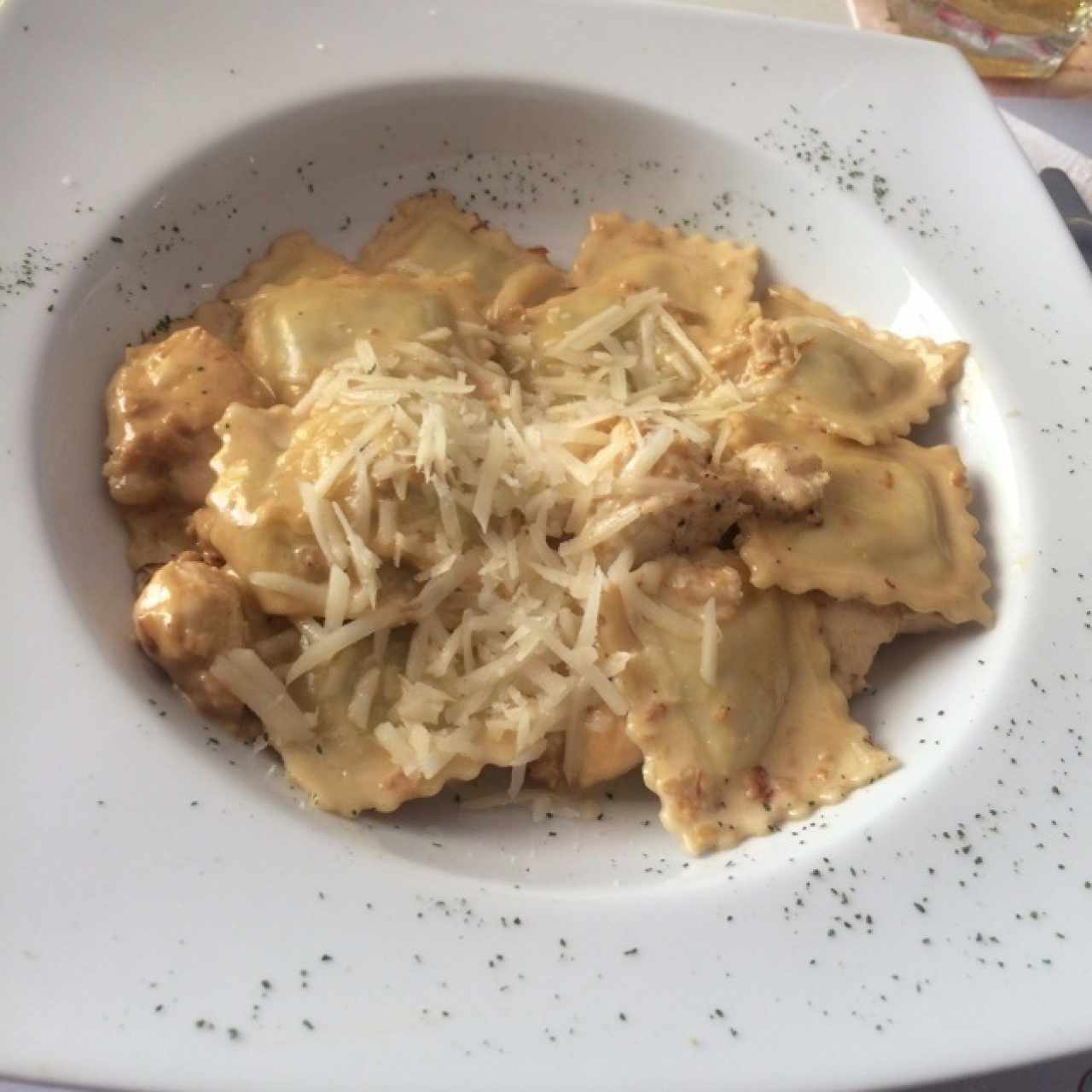 ravioli con salsa alfredo con pollo
