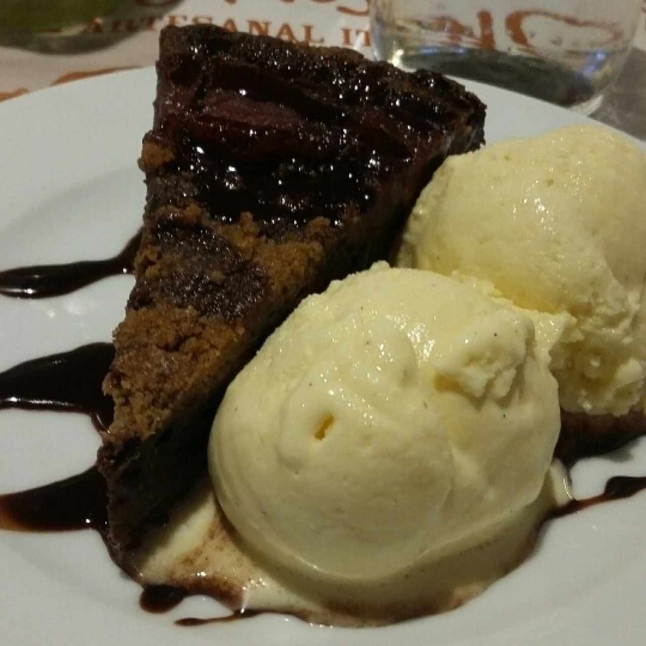 torta de chocolate con helado