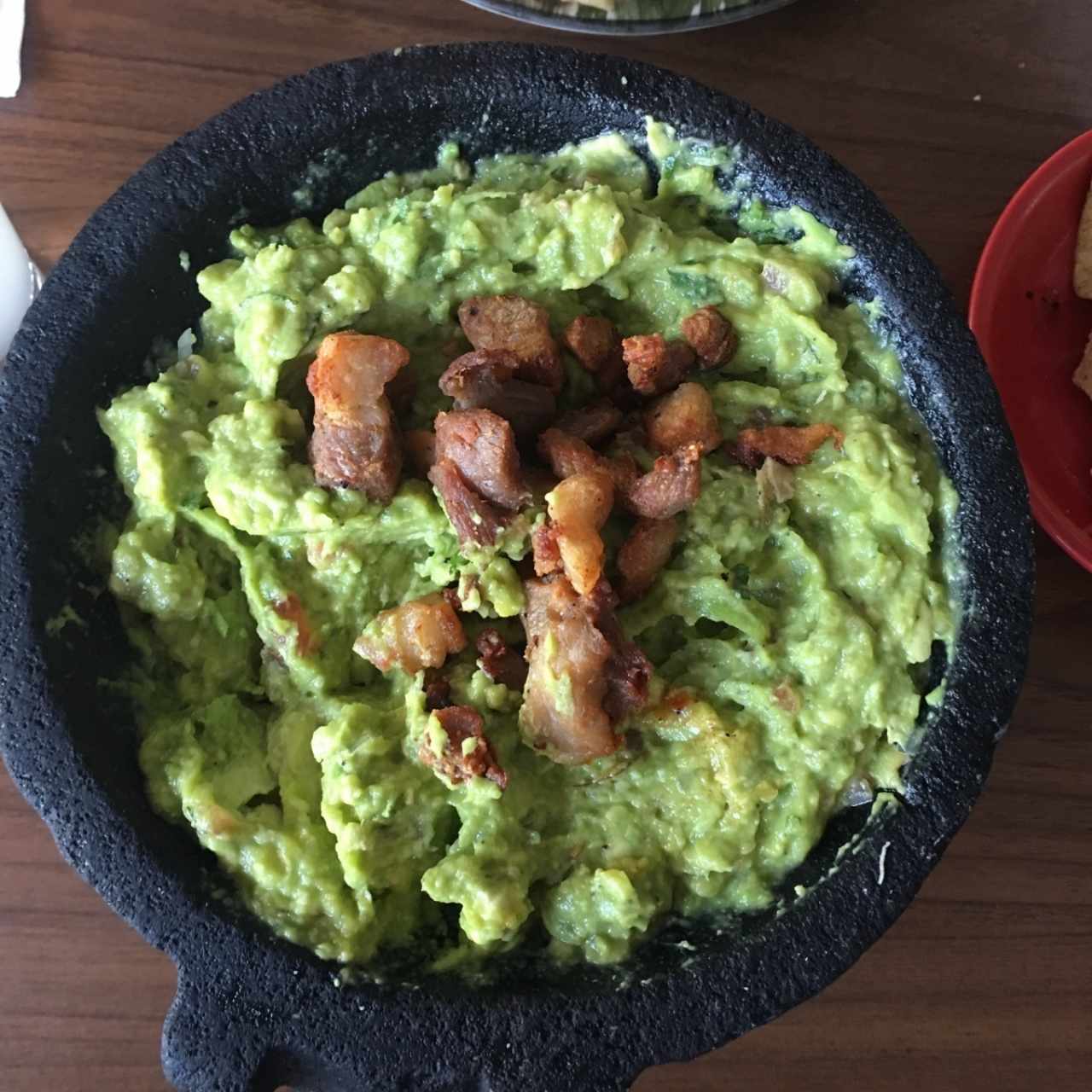 guacalome con chicharrones