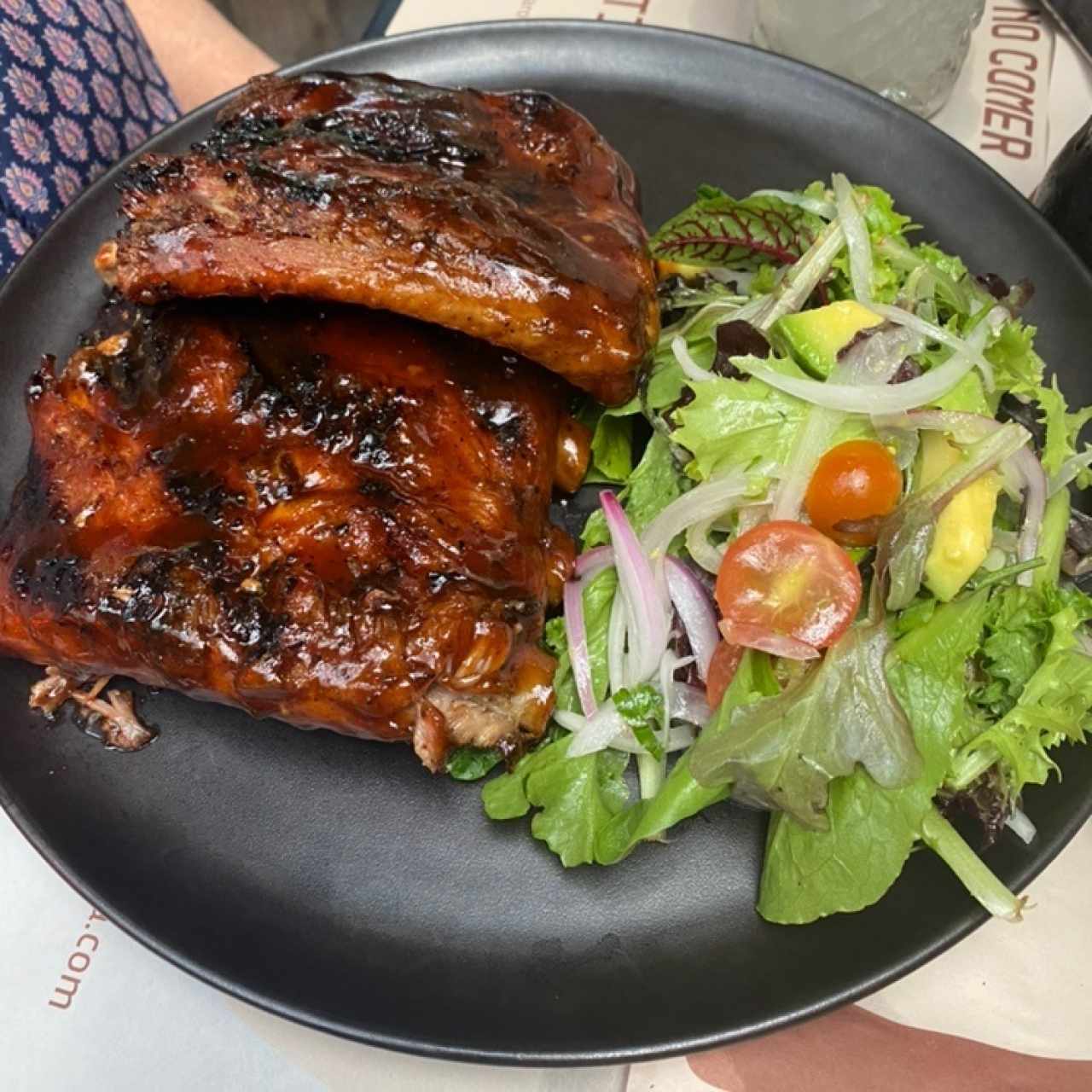 Costillas Barbaro con ensalada fresca