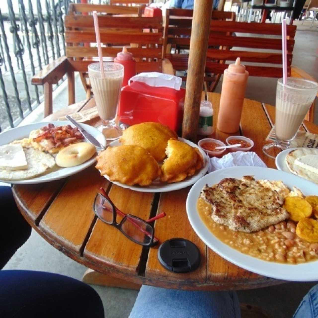 Desayuno sencillo con huevos y tocineta,pasteles de pollo, desayuno con calentao y puerquito. De tomar milito!