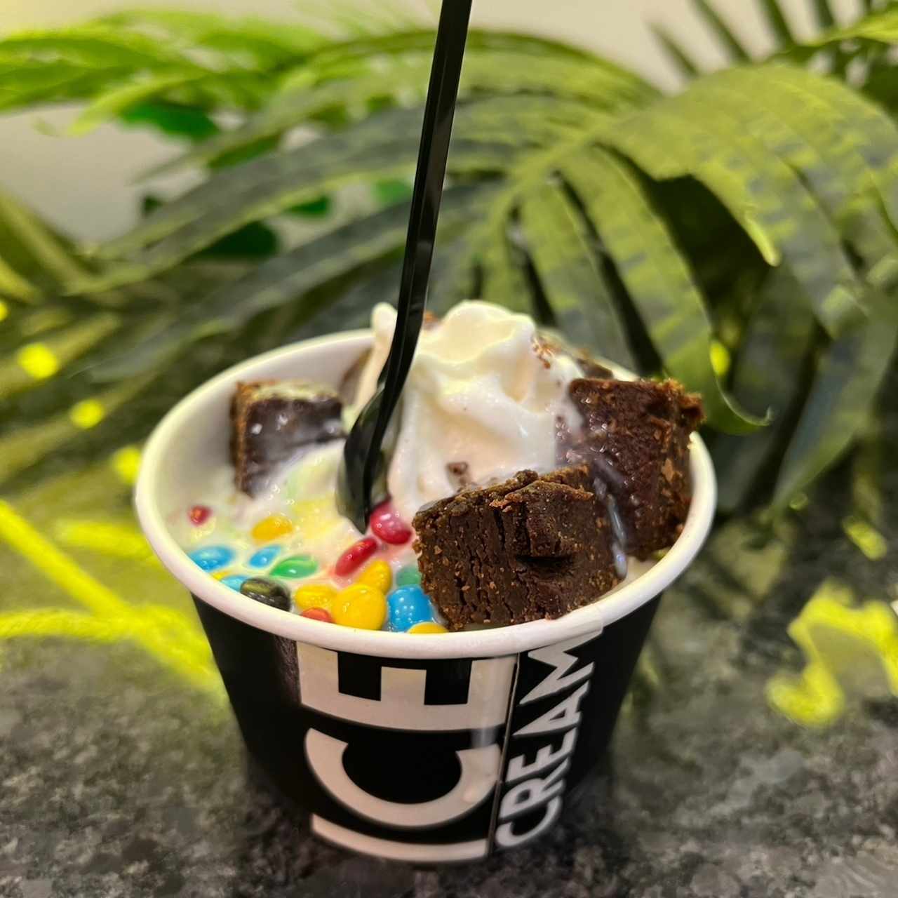 Topping brownie, M&M y leche condesada 