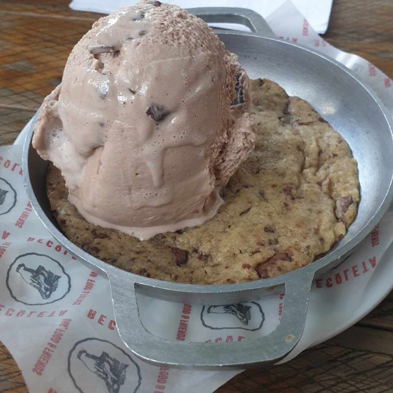Galleta con helado de ferrero