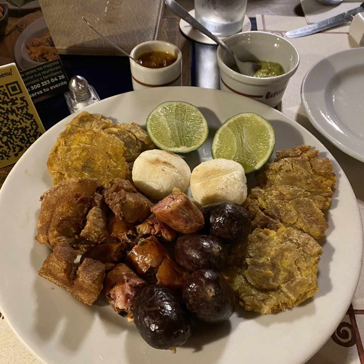 Entrada mixta tipica (chicharrón, morcilla, chorizo, arepa y patacón)