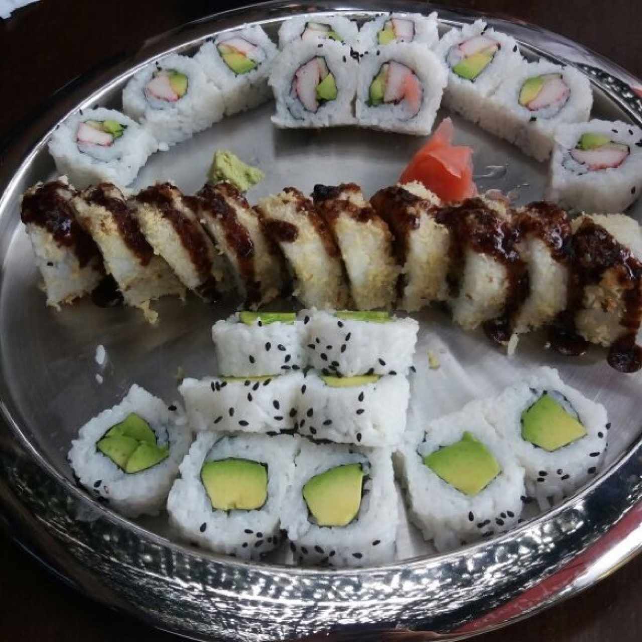 california roll , camaron tempura roll y aguacate roll 