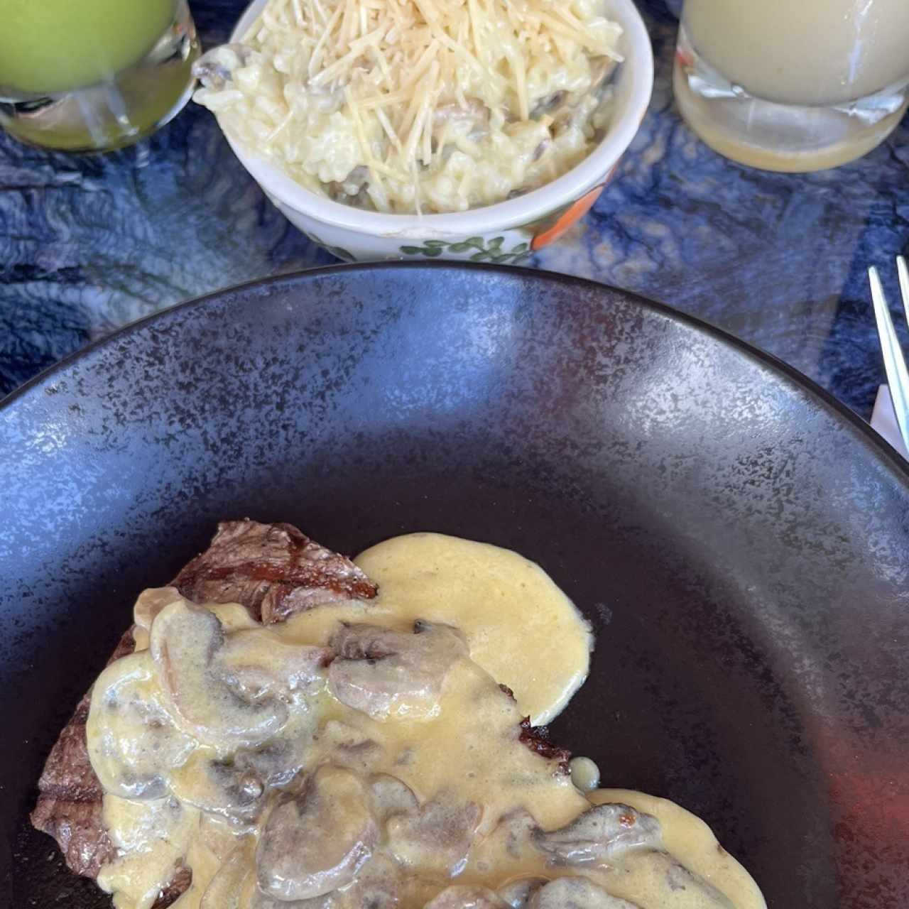 Solomito en salsa champiñones con arroz cremoso de champiñones