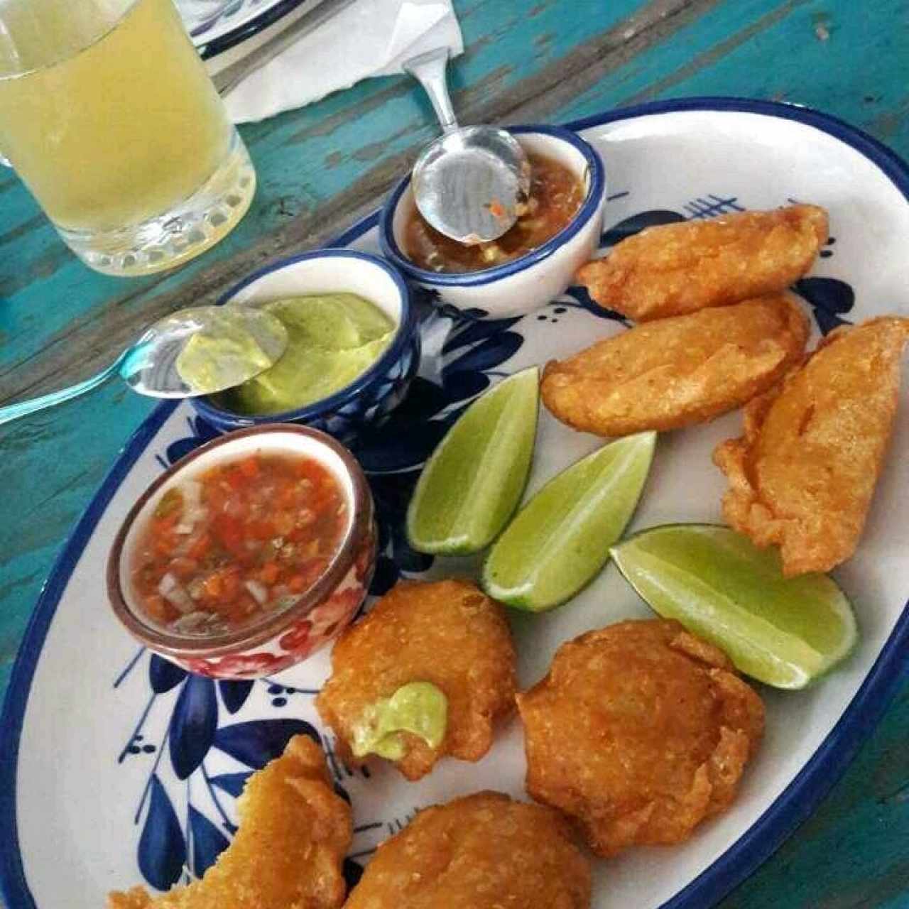 Entrada de empanaditas y pastelitos de pollo.