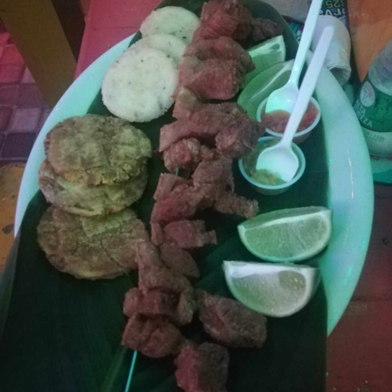 Chicharrón con patacon y arepa