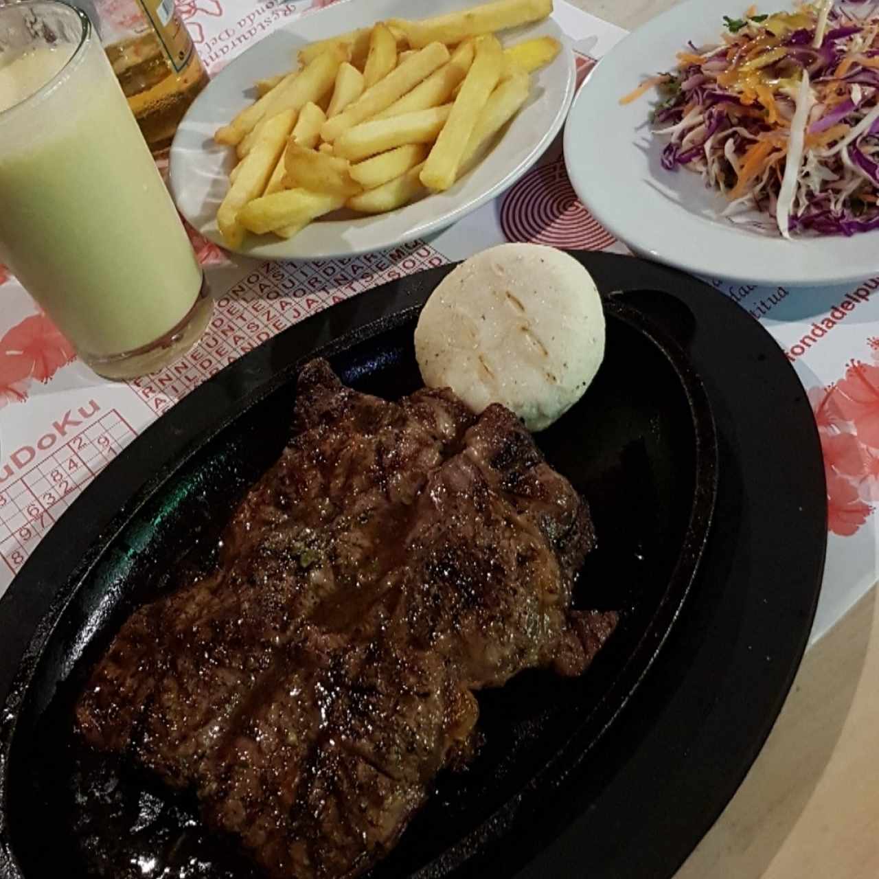 churrasco con arepa ensalada y papas fritas