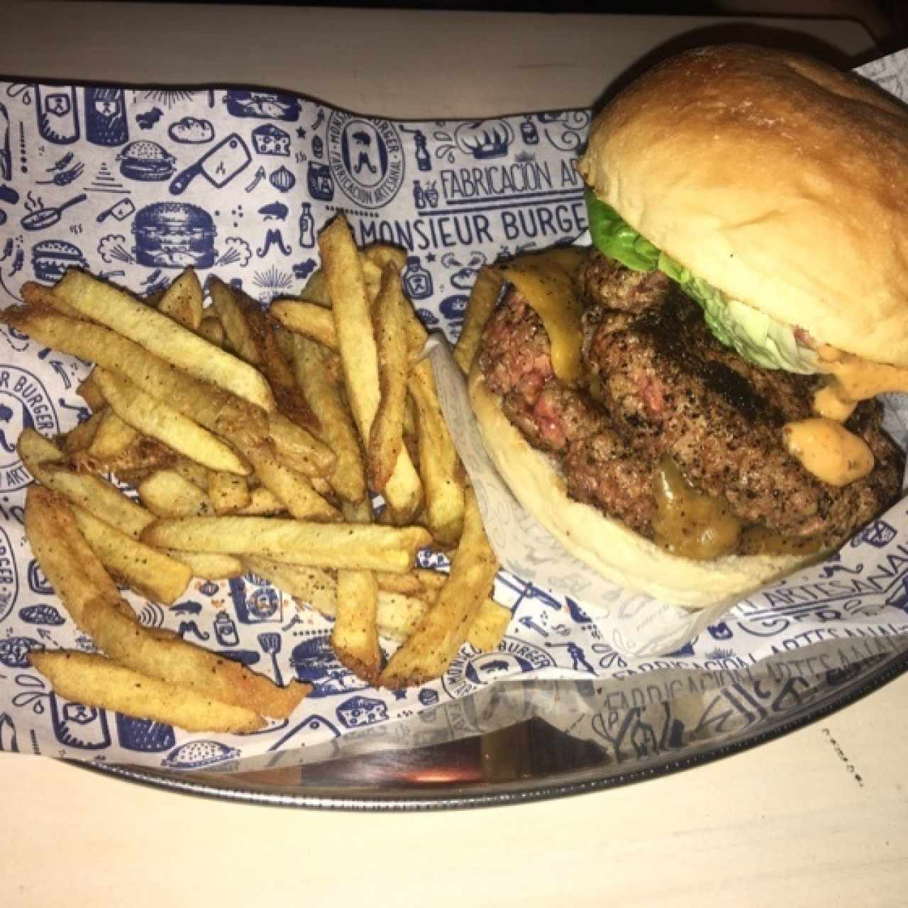 hamburguesa doble con pan rustico