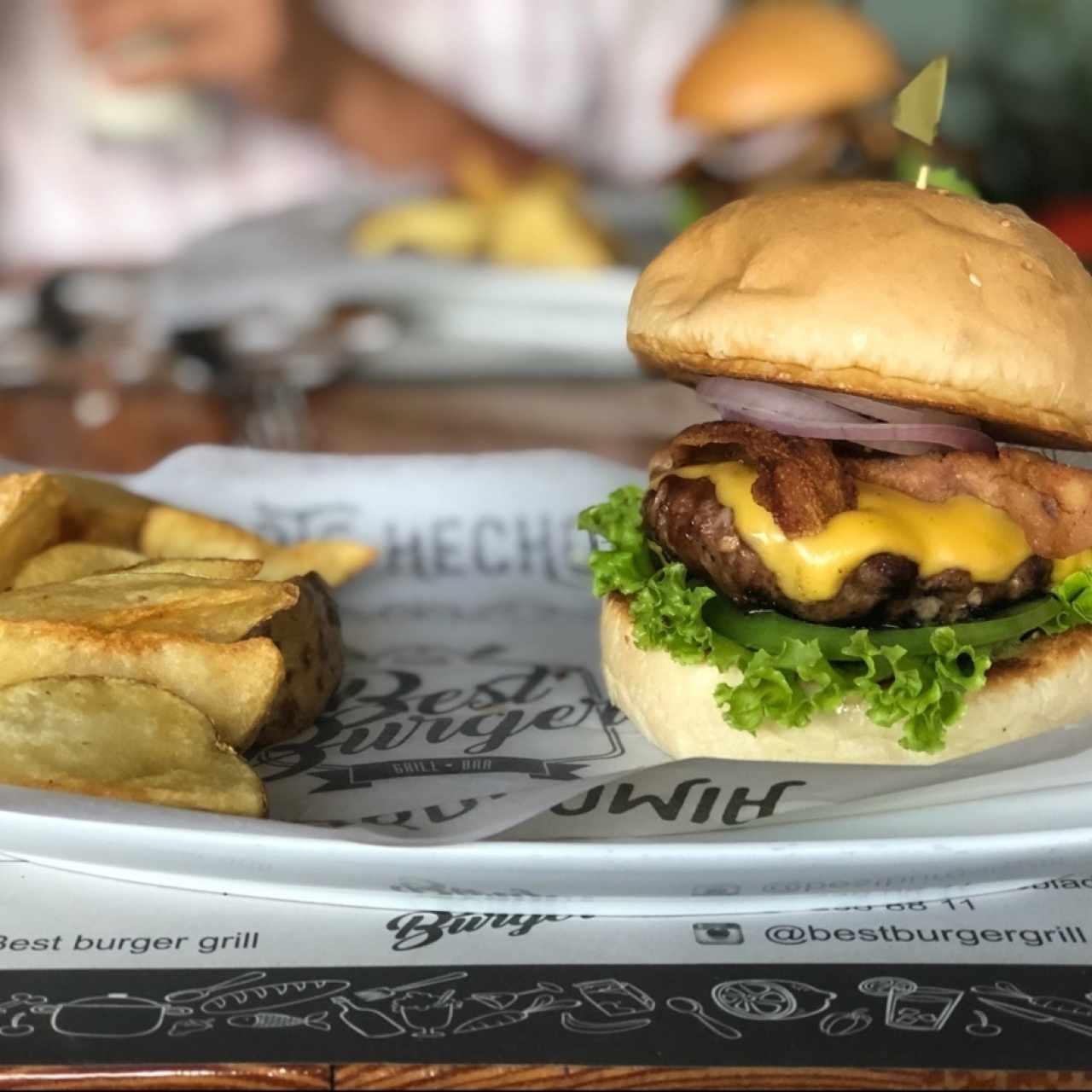 Cheeseburguer con papas rusticas