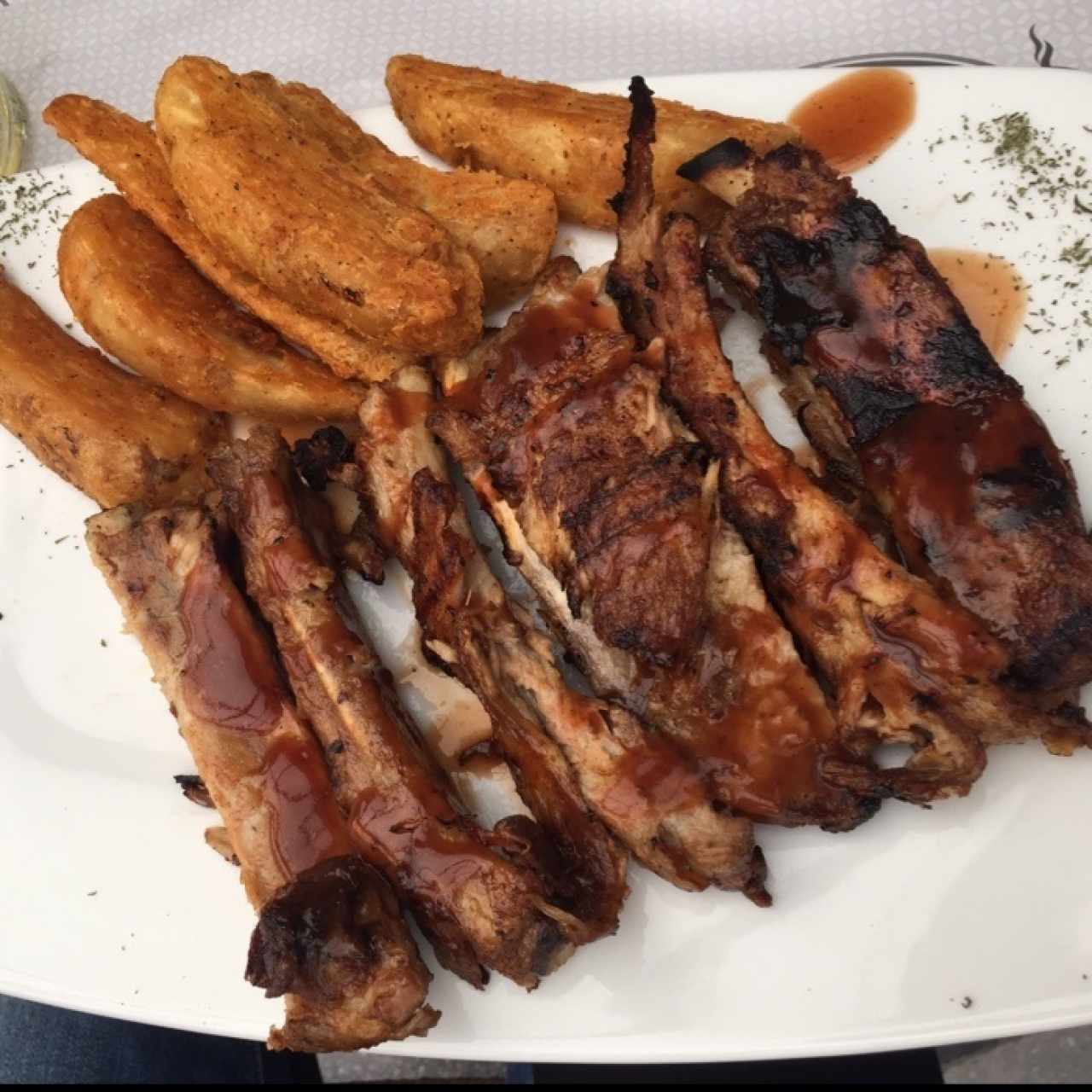 Costillas de cerdo BBQ con papas en cascos