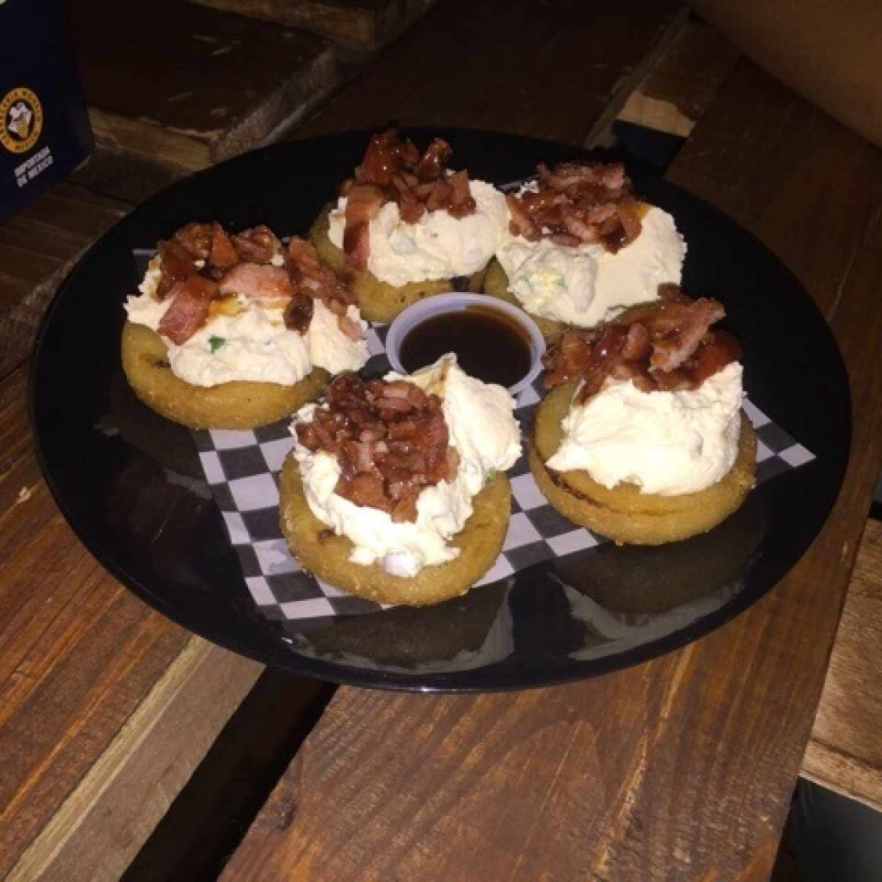 Entrada de tocinetas con queso crema