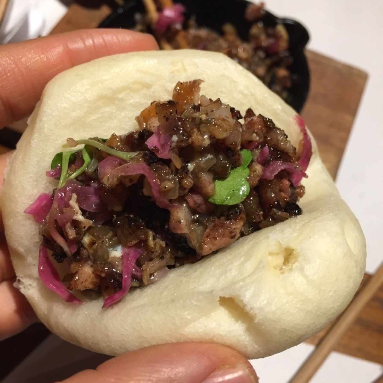 Bao de chicharron y cabeza de cerdo