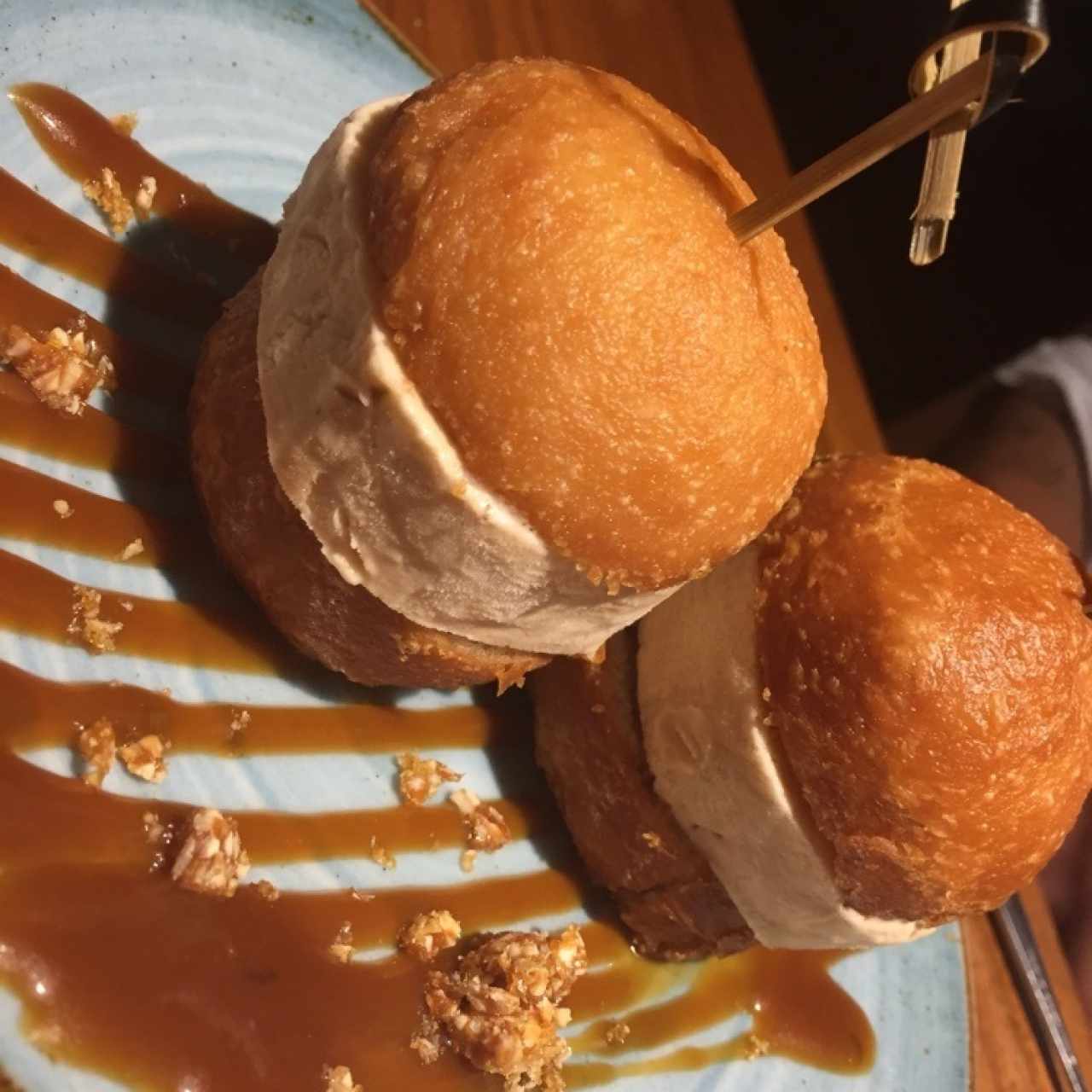 Postre de bao frito con helado de te matcha