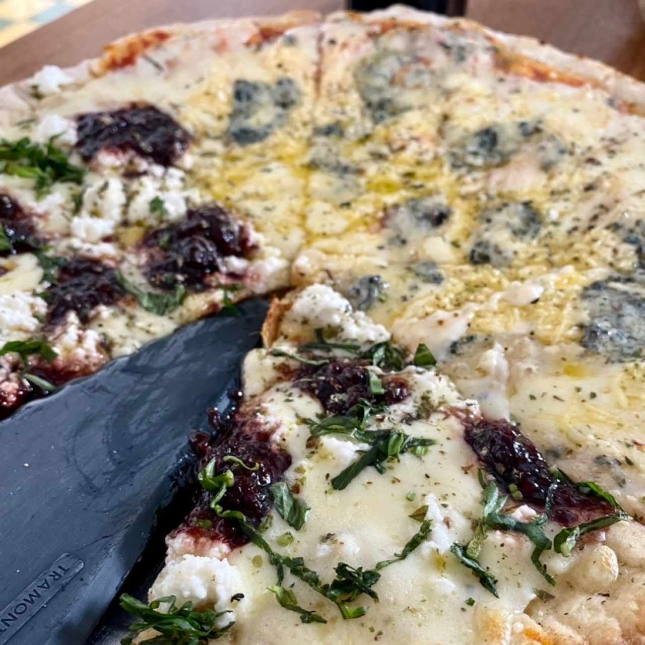 Pizza mitad Hera-mitad tres quesos