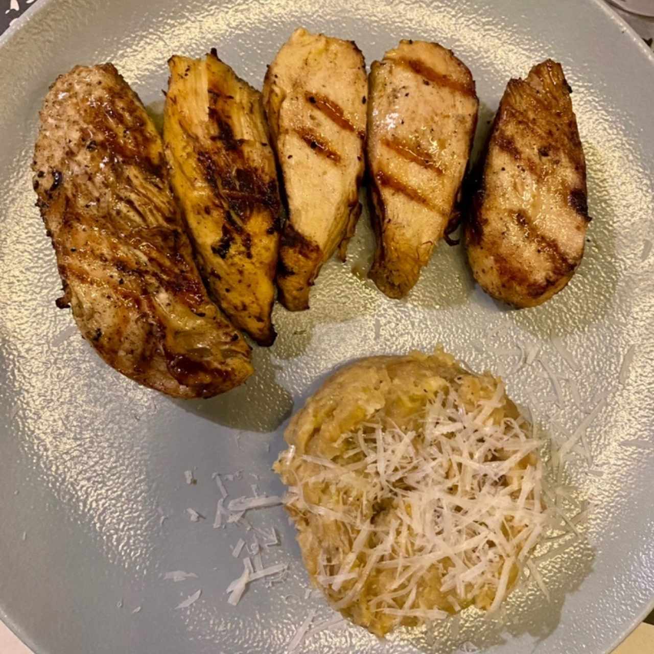 Pollo marinado al limón y romero 