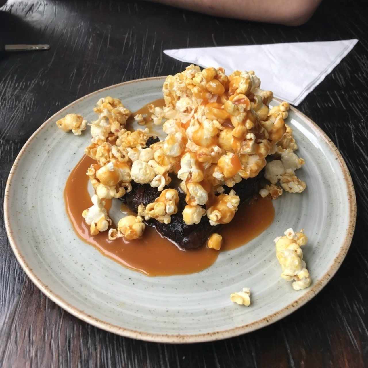 Brownie con crispetas de caramelo