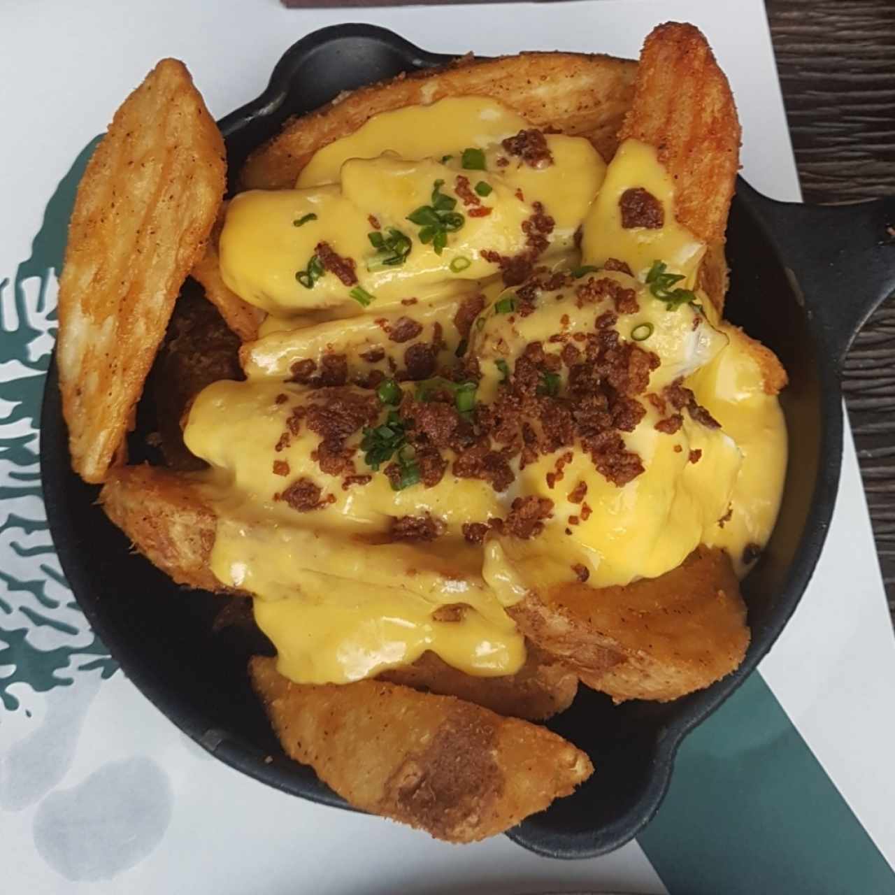 Papitas en casco con cheddar