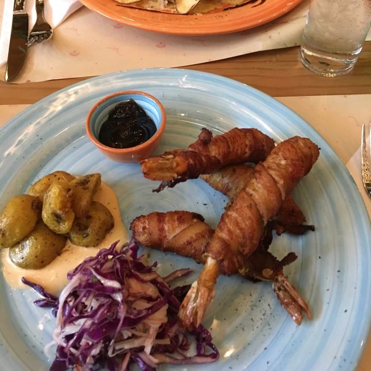 langostinos con tocineta con salsa de borojo 