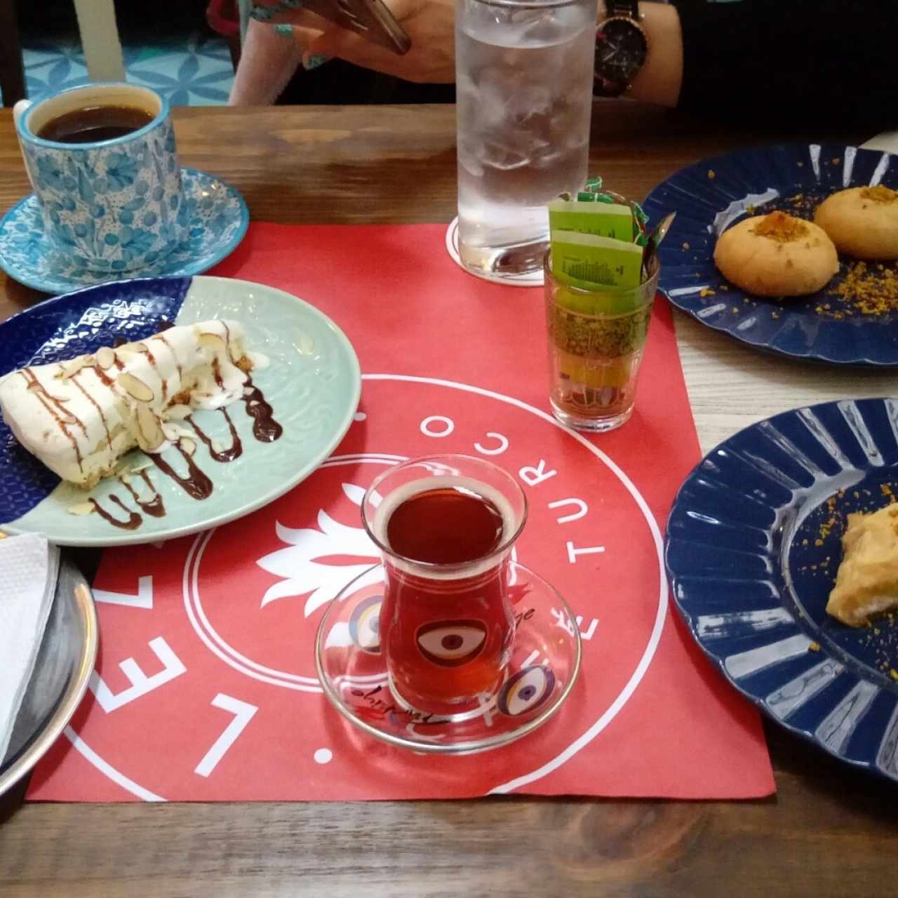 Té turco con muchos postres impronunciables.
