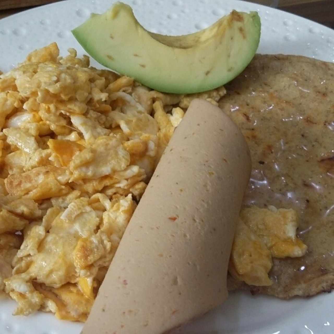 desayuno de arepa integral con huevos revueltos