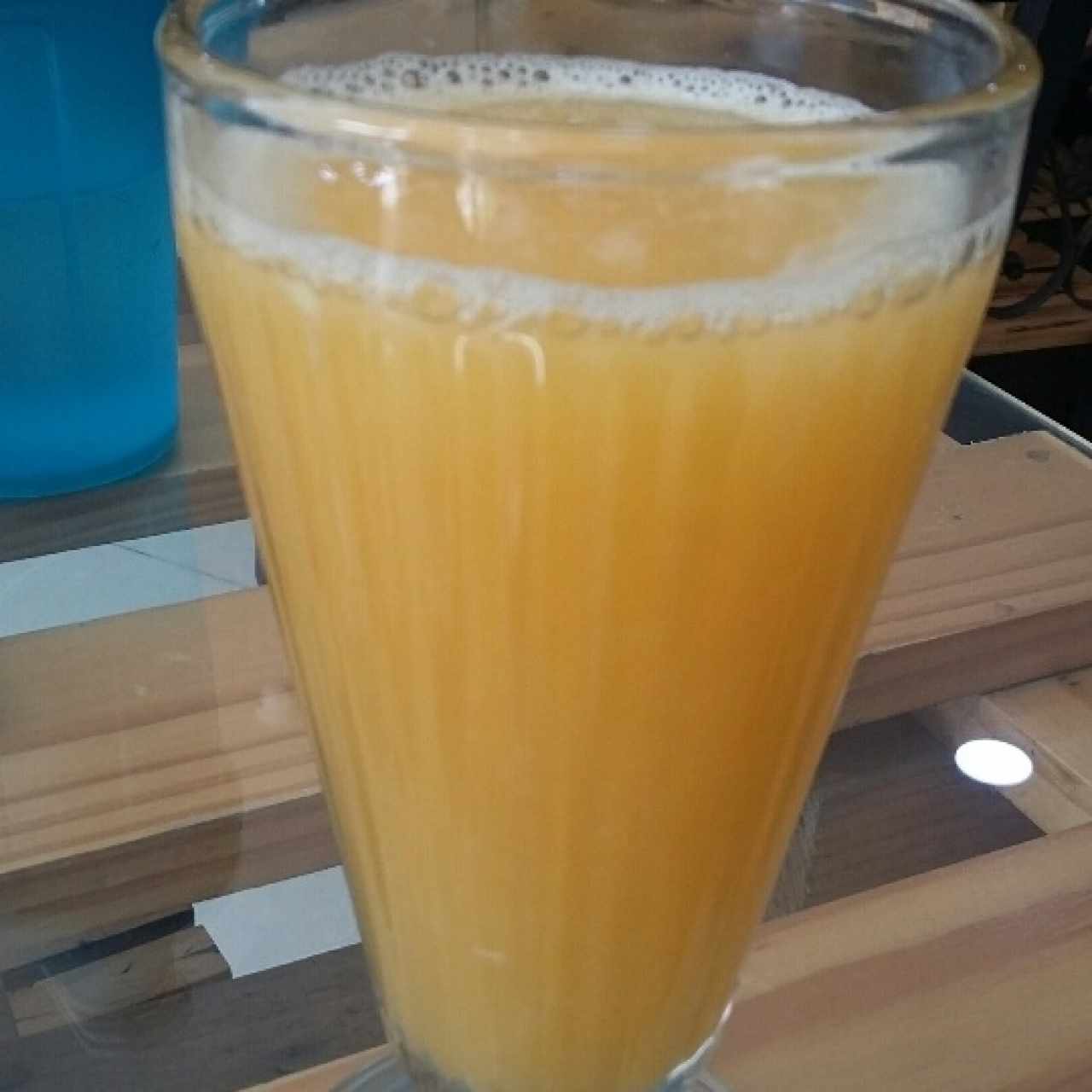 jugó de naranja en el desayuno