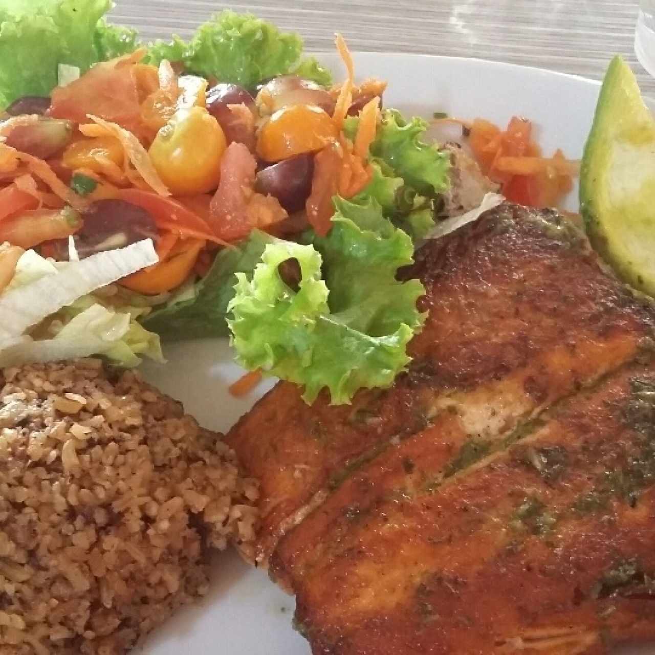 Salmón a la plancha con arroz con coco